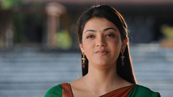 Kajal Aggarwal Smiling Wet Lips In Green Saree And Long Earings